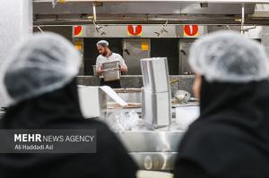 طبخ غذای آسیب‌دیدگان جنگ ۱۲روزه تحمیلی در آشپزخانه مرکزی شهرداری تهران