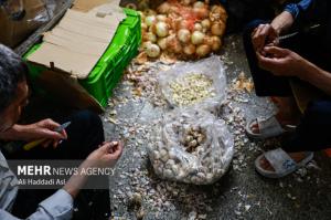 طبخ غذای آسیب‌دیدگان جنگ ۱۲روزه تحمیلی در آشپزخانه مرکزی شهرداری تهران