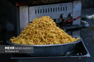 طبخ غذای آسیب‌دیدگان جنگ ۱۲روزه تحمیلی در آشپزخانه مرکزی شهرداری تهران