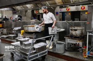 طبخ غذای آسیب‌دیدگان جنگ ۱۲روزه تحمیلی در آشپزخانه مرکزی شهرداری تهران