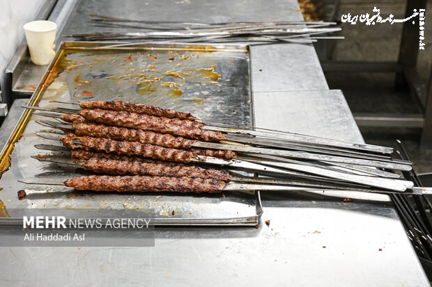 طبخ غذای آسیب‌دیدگان جنگ ۱۲روزه تحمیلی در آشپزخانه مرکزی شهرداری تهران