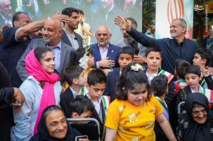 حضور پزشکیان در آیین گرامیداشت شهدای خردسال جنگ ۱۲ روزه در شیرخوارگاه آمنه +عکس