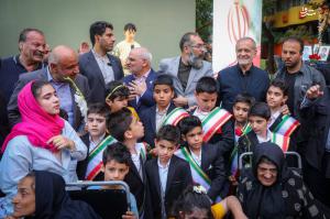 حضور پزشکیان در آیین گرامیداشت شهدای خردسال جنگ ۱۲ روزه در شیرخوارگاه آمنه +عکس