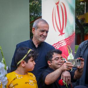 حضور پزشکیان در آیین گرامیداشت شهدای خردسال جنگ ۱۲ روزه در شیرخوارگاه آمنه +عکس