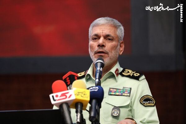 تجلیل فرمانده قرارگاه اربعین فراجا از بانوان یگان ویژه