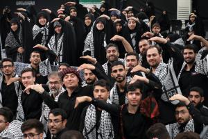 عزاداری دانشجویان به مناسبت اربعین حسینی در حسینیه امام خمینی +عکس