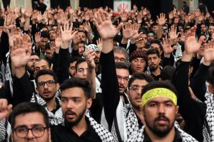 عزاداری دانشجویان به مناسبت اربعین حسینی در حسینیه امام خمینی +عکس