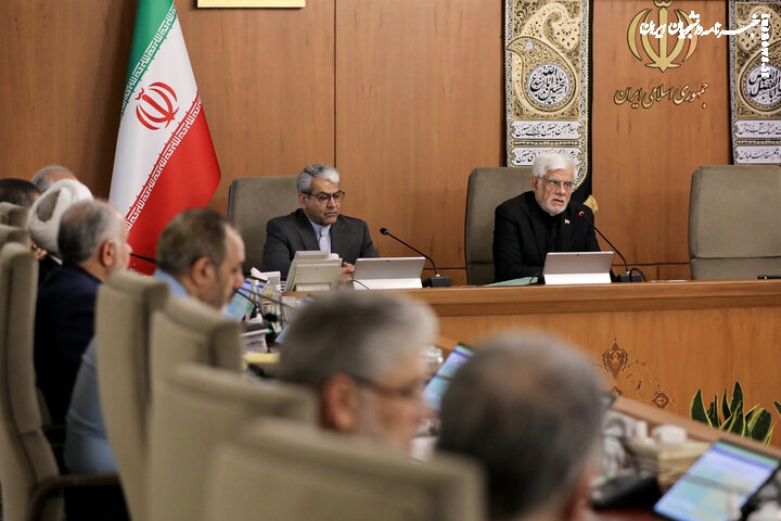 عارف: ۵ هزار مگاوات برق خورشیدی تا ۱۴۰۵ به تولید کشور اضافه می‌شود