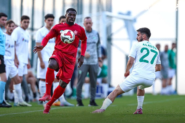 شمشیر دولبه مدافع مشهور برای باشگاه پرسپولیس