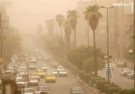 گرد و غبار شدید بندرعباس را فرا گرفت