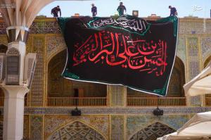نصب کتیبه‌های شهادت امام حسن عسکری(ع) در حرم علوی +عکس