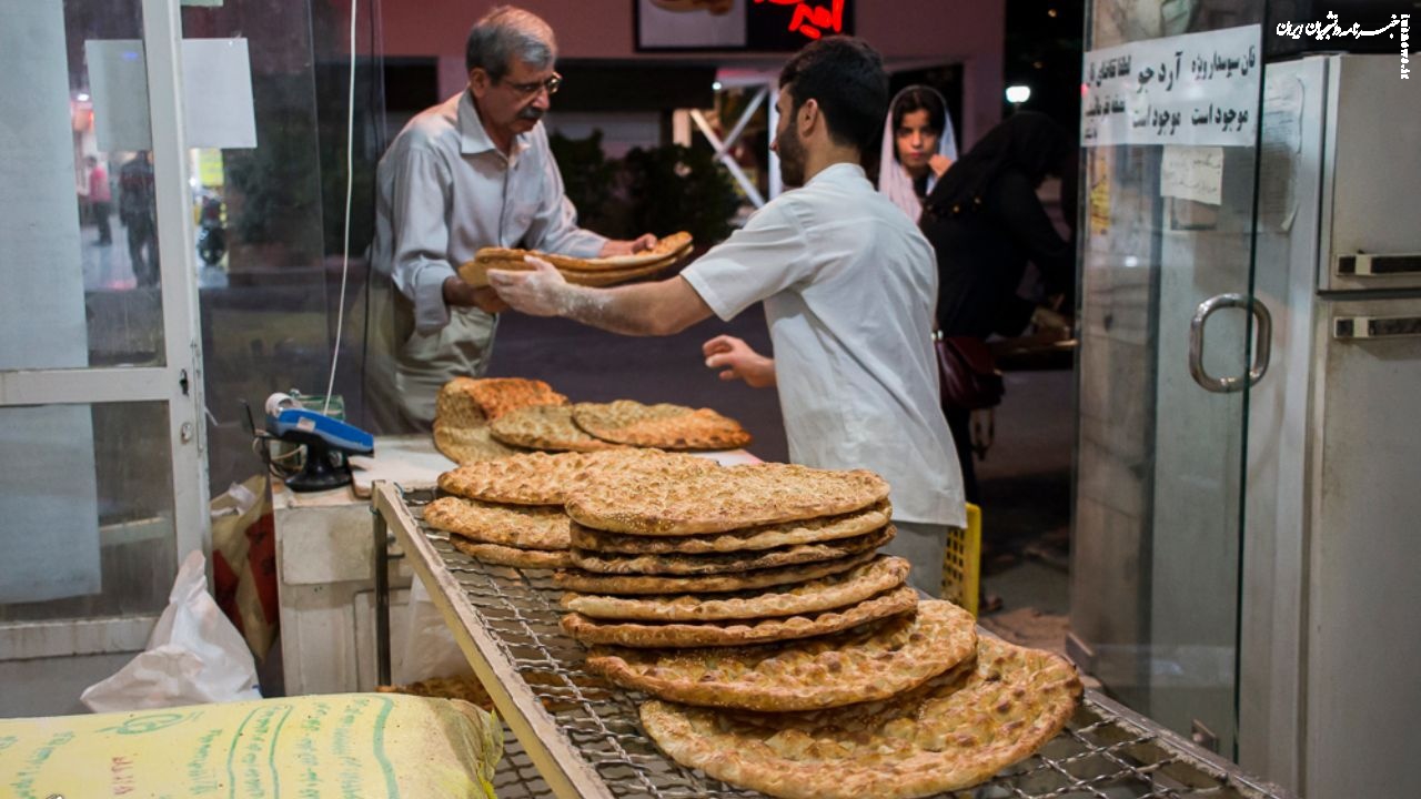 تخلفات ادامه‌دار نانوایی‌ها؛ دوتا بخر، یکی ببر!