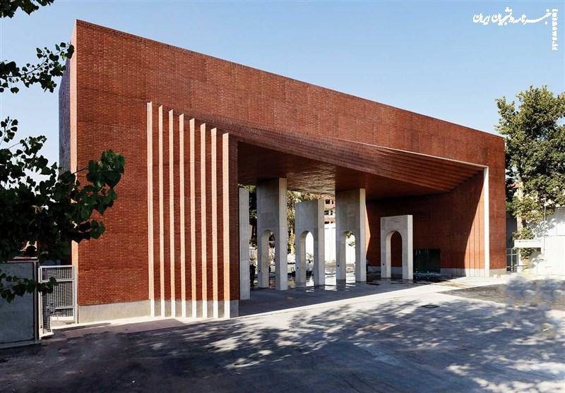 اعتراض معیشتی کارکنان مقابل دفتر رئیس دانشگاه شریف