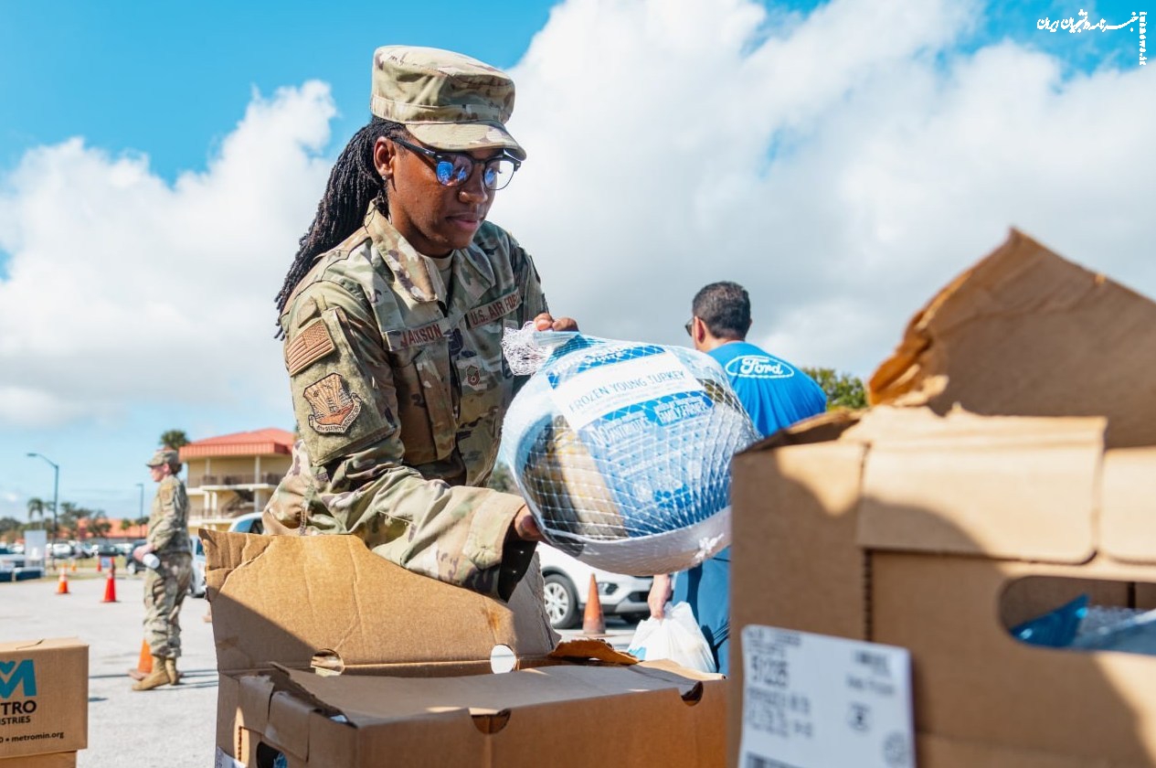 مراجعه خانواده‌های نظامیان آمریکا به مراکز خیریه برای دریافت کمک
