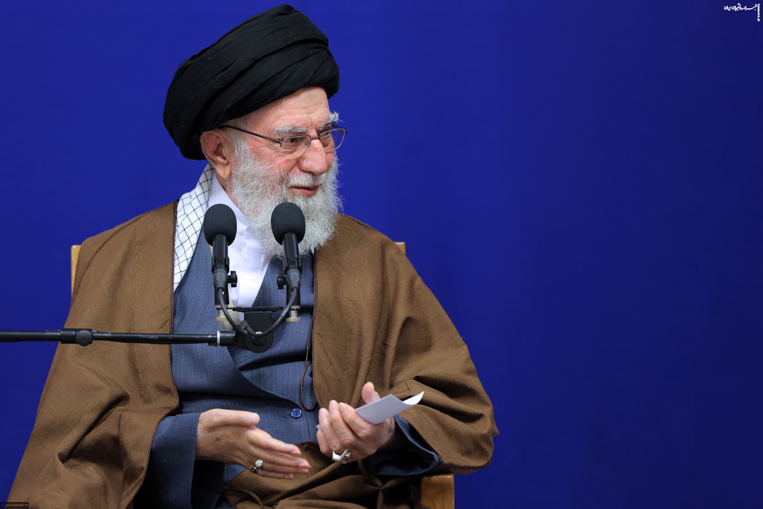 رهبر انقلاب: علامه نائینی فقیه استثنائی و استوانه رفیع حوزه کهن نجف است 