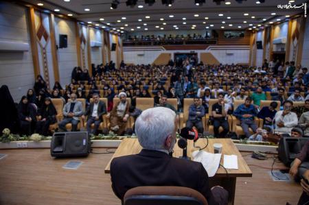 هنر دیپلماسی خرج کردن از یک کیسه نیست که بدهیم برود/ سرمایه را باید ارتقا داد