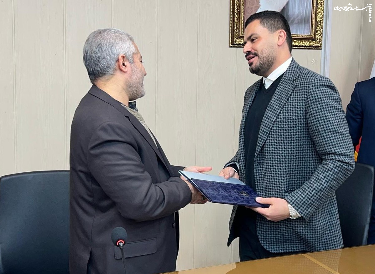 سفره‌ای در اطراف رئیس‌جمهور پهن شده که خودش از آن بی‌خبر است