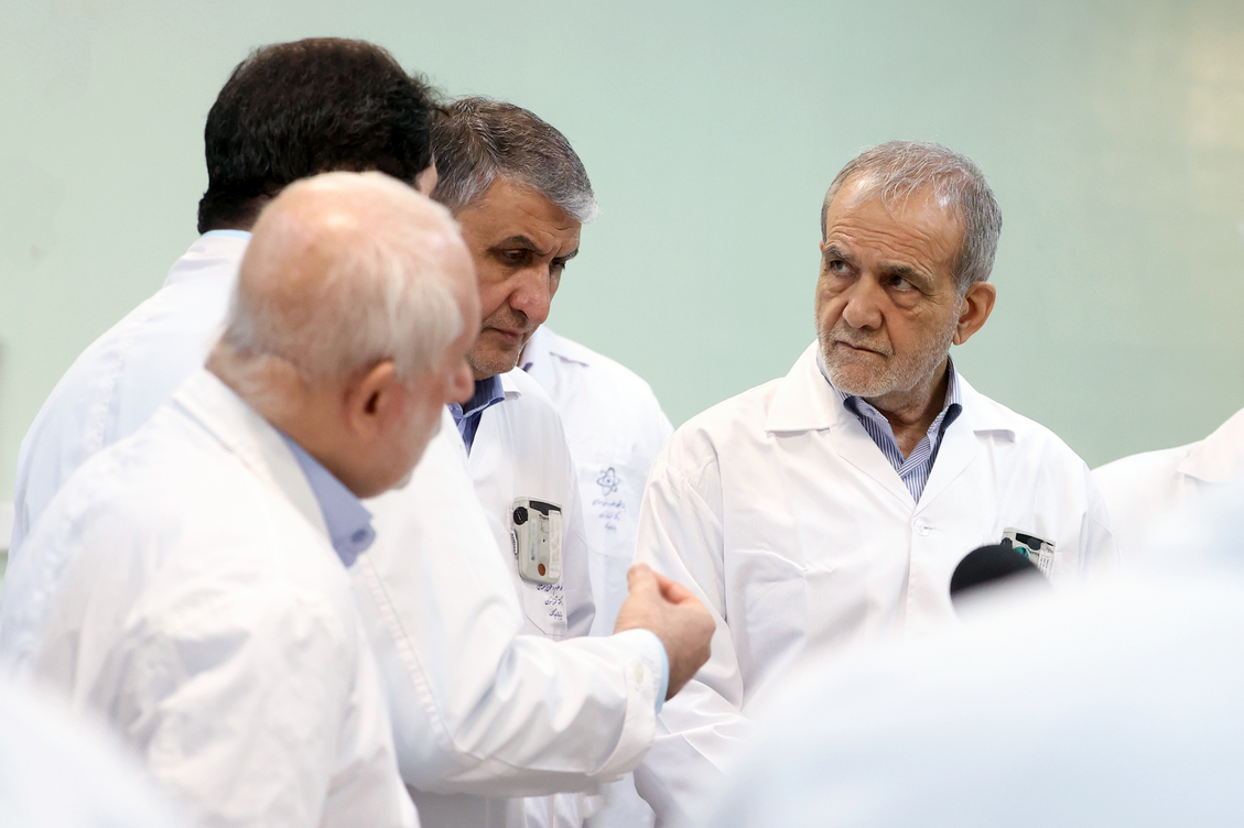  پزشکیان: تأسیسات هسته‌ای را دوباره و با قدرت بیشتر می‌سازیم