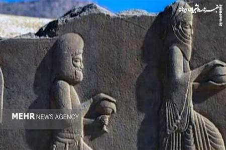 زنان در نقش برجسته های تخت جمشید با لباس بلند