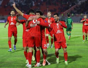 دیدار تیم‌های فوتبال تراکتور و الشرطه عراق +عکس