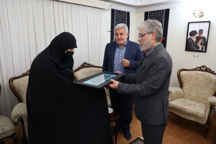 وزیر علوم با خانواده سردار شهید سلامی دیدار کرد