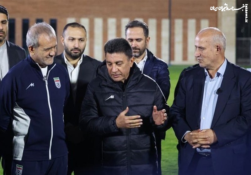 پزشکیان همراه با ملی‌پوشان فوتبال کشورمان پا به توپ شد