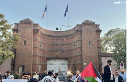 بیانیه ۱۹ تشکل دانشجویی در حمایت از مهدیه اسفندیاری مقابل سفارت فرانسه قرائت شد/ دختر ایران را آزاد کنید 