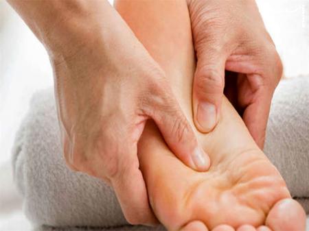 ماساژ کف پا، راهکاری ساده برای بهبود خواب زنان یائسه