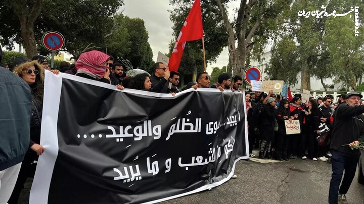 اعتراض صدها شهروند تونسی نسبت به اوضاع این کشور
