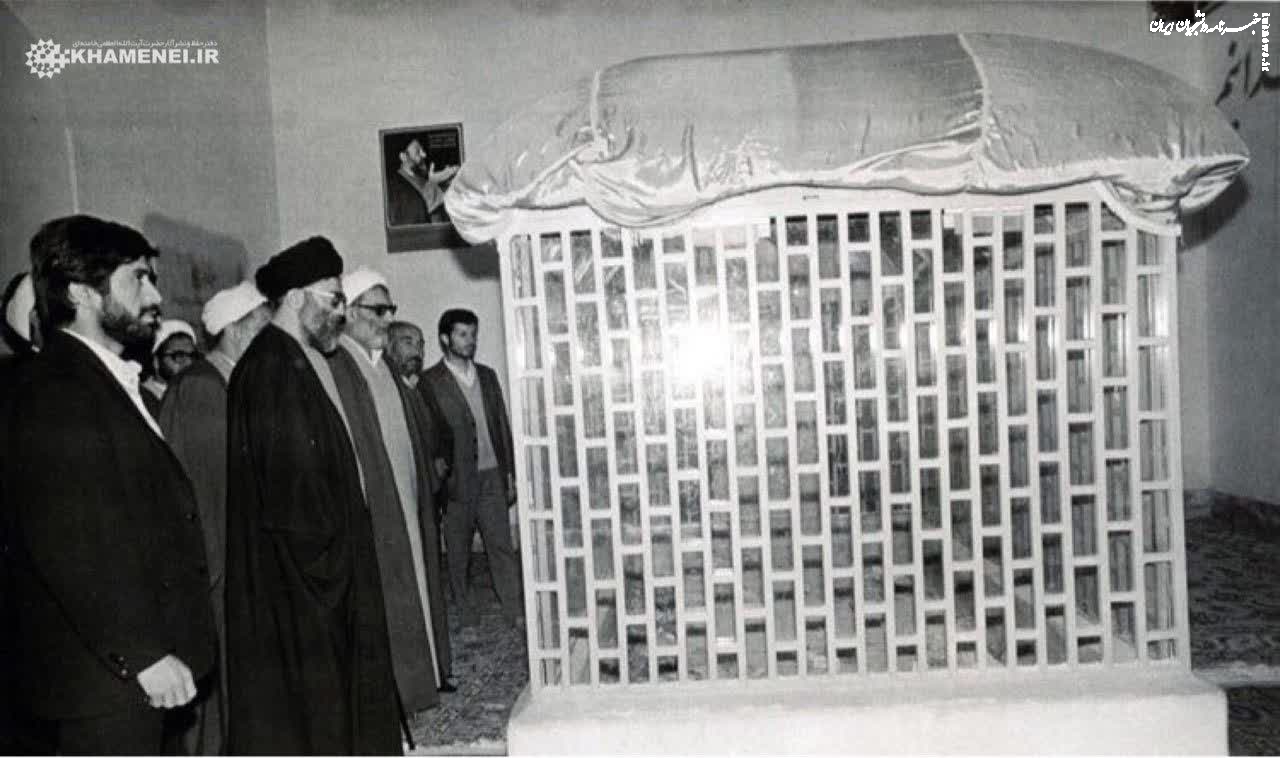 تصویری از رهبر انقلاب در کنار مزار شهید مدرس