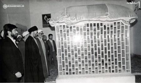 تصویری از رهبر انقلاب در کنار مزار شهید مدرس