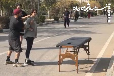 فیلم |  ارائه ماساژ رایگان برای بانوان در معابر عمومی!