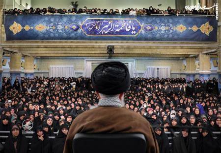 مدیر و رئیس خانه زن است.