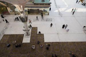 مفروش شدن صحن ‌مطهر علوی با فرش ایرانی +عکس