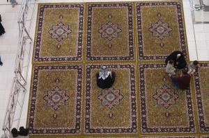مفروش شدن صحن ‌مطهر علوی با فرش ایرانی +عکس