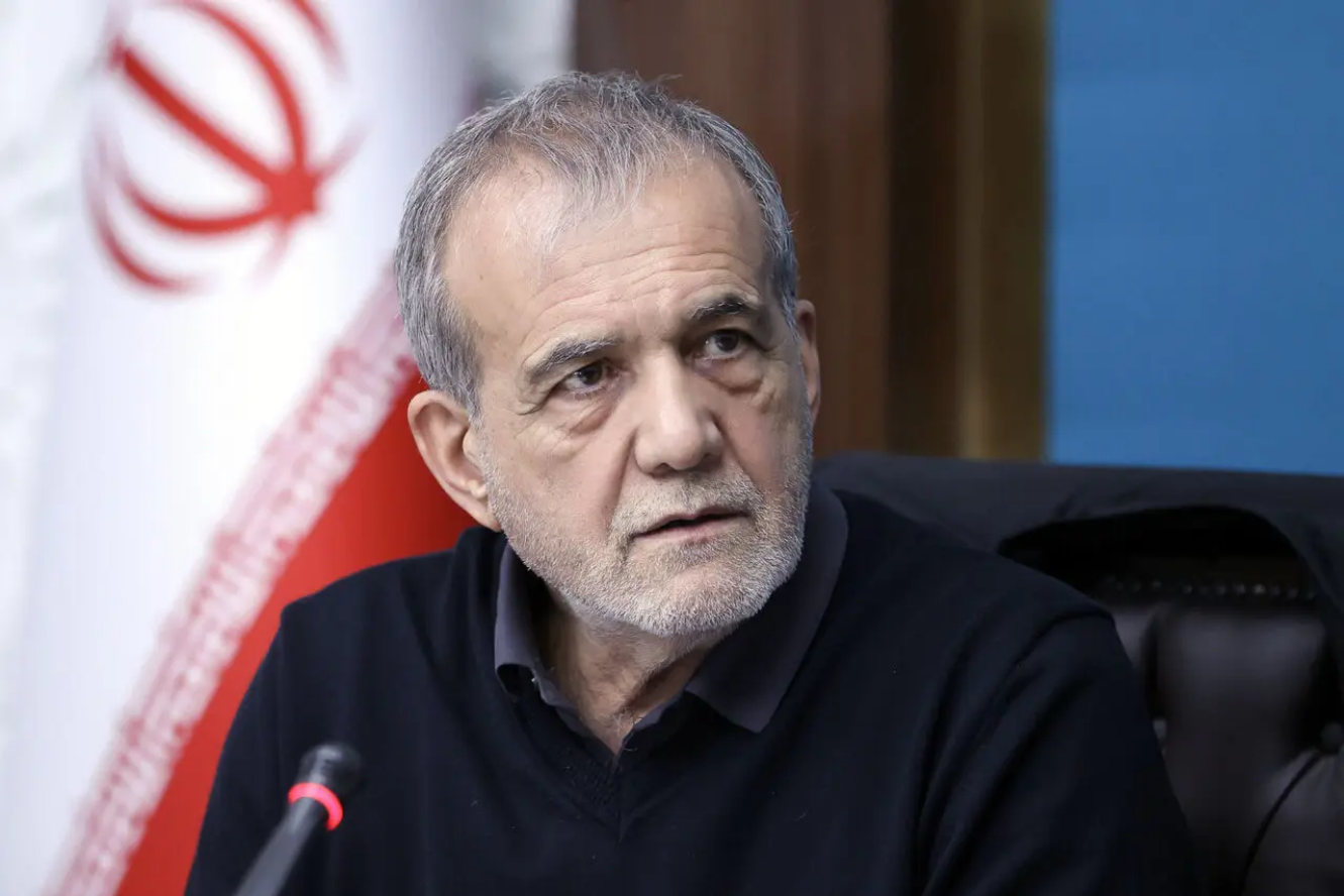 فیلم | قطع پخش زنده بدلیل درگیری لفظی پزشکیان با یکی از حضار در سفر استانی!