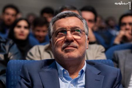 فیلم | انتقاد تند یک دانشجو از وزیر بهداشت درباره دریافت سکه از بیمار توسط معاون وزیر