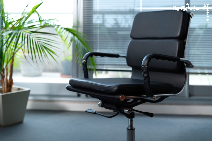 بررسی هزینه‌ها در خدمات صندلی اداری؛ از قیمت تعمیر تا تعویض دسته