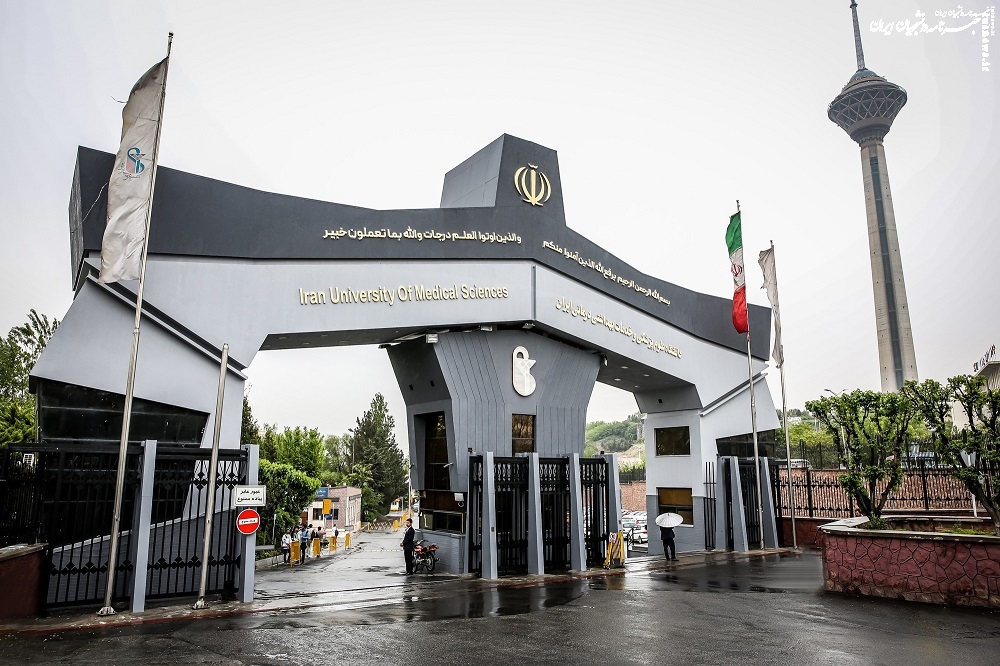 حضور این فرد هتاک به نظام به عنوان مسئول و عضو هیئت علمی توجیه پذیر نیست