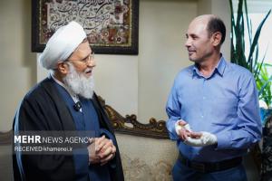 حضور نمایندگان رهبر معظم انقلاب در منازل تعدادی از جانبازان +عکس