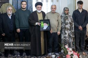 حضور نمایندگان رهبر معظم انقلاب در منازل تعدادی از جانبازان +عکس