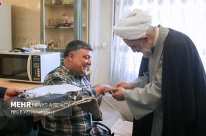 حضور نمایندگان رهبر معظم انقلاب در منازل تعدادی از جانبازان +عکس