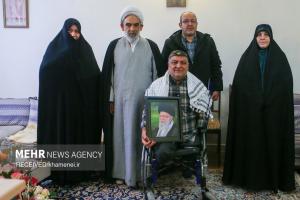 حضور نمایندگان رهبر معظم انقلاب در منازل تعدادی از جانبازان +عکس