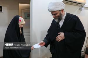 حضور نمایندگان رهبر معظم انقلاب در منازل تعدادی از جانبازان +عکس