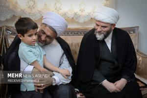 حضور نمایندگان رهبر معظم انقلاب در منازل تعدادی از جانبازان +عکس