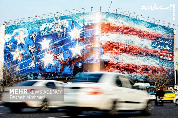 ویرانی هواپیماهای آمریکایی در دیوارنگاره میدان انقلاب