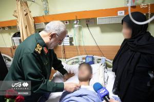 عیادت فرمانده کل سپاه از مجروحان حوادث تروریستی اخیر +عکس