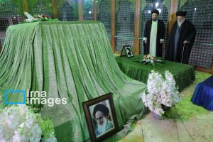 حضور رهبر معظم انقلاب در مرقد بنیانگذار جمهوری اسلامی ایران +عکس