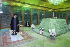 حضور رهبر معظم انقلاب در مرقد بنیانگذار جمهوری اسلامی ایران +عکس