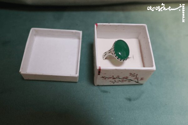 هدیه رهبر انقلاب به همسر شهیدی که انگشت و انگشتر شهیدش را ربودند